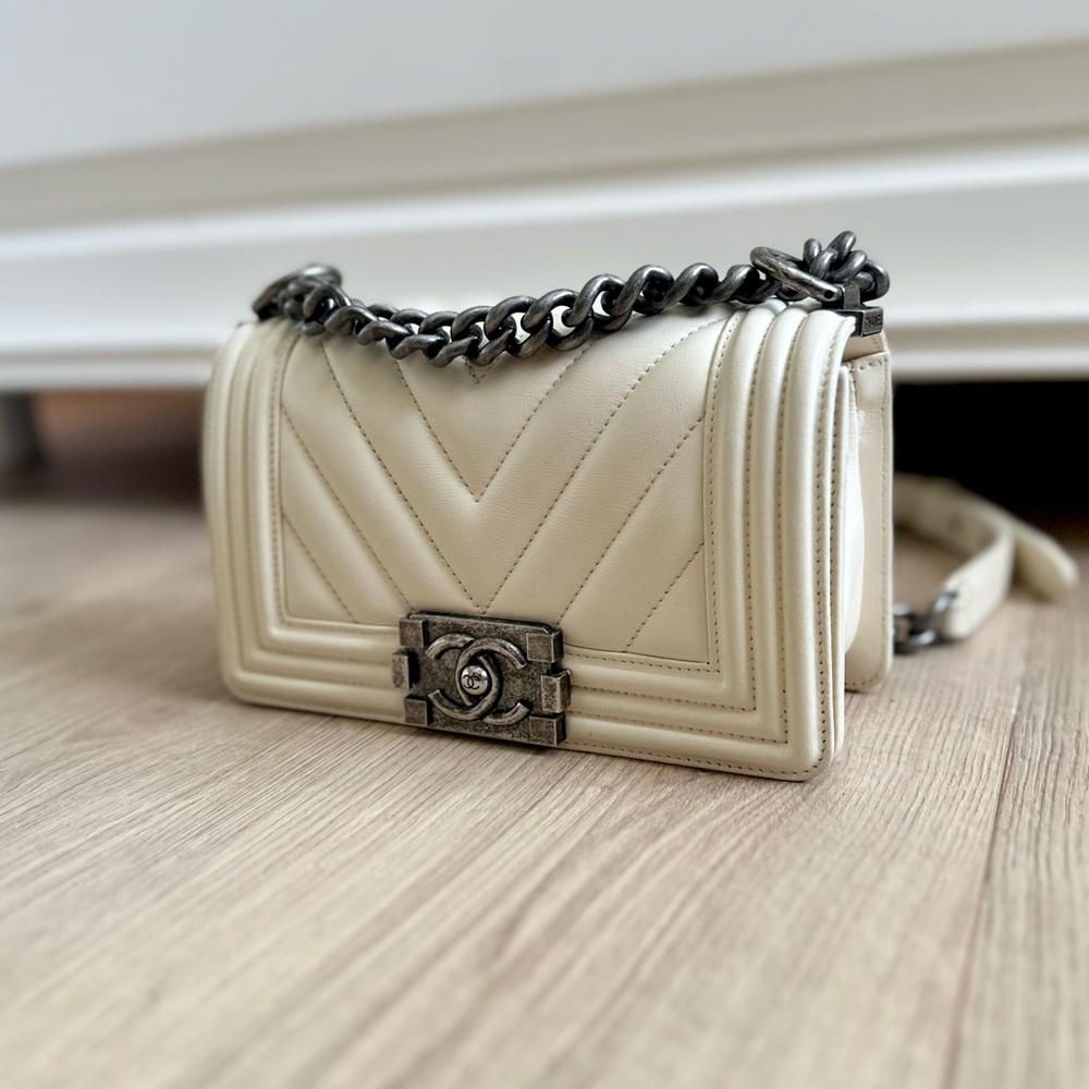 Chanel Off White Small Chevron Boy Bag - Picture 2 of 13